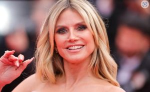 Ova žena u 51. nikad bolje nije izgledala, svima pale vilice kad su je videli: Frizura je pun pogodak, briše godine s lica, a šlic do kuka prkosi svim pravilima - content image