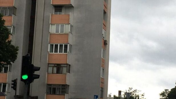 Fotografija ove stambene zgrade iz Splita obišla je celi Balkan, a sve zbog sulude ideje jednog stanara Fotografija ove stambene zgrade iz Splita obišla je celi Balkan, a sve zbog sulude ideje jednog stanara - featured image