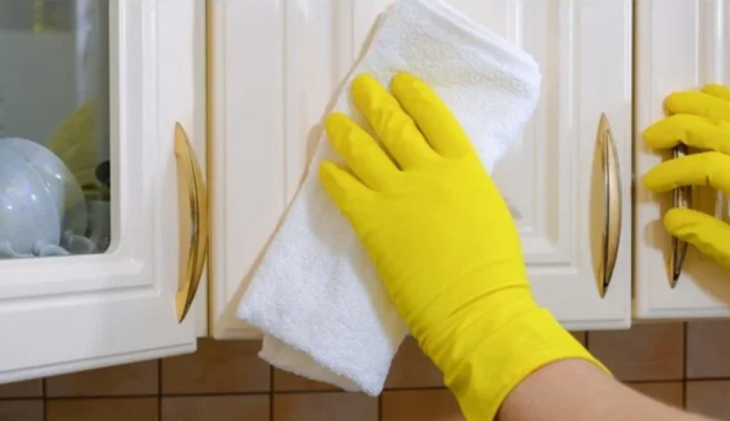 0dličan KUĆNI TRIK za čišćenje prljavih i masnih kuhinjskih 0rmarića u jednom potezu: Isprobano i odmah djeluje! 0dličan KUĆNI TRIK za čišćenje prljavih i masnih kuhinjskih 0rmarića u jednom potezu: Isprobano i odmah djeluje! - featured image