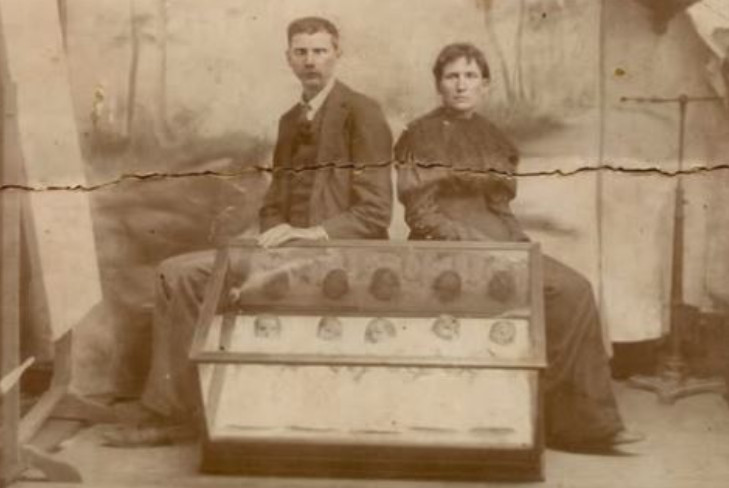 Kada su se rodile prve petorke, sve oči su bile uprte u njih: Dečacima je stizala hrana, odeća, igračke i pažnja iz čitavog sveta, a skončali su na jeziv način - featured image Kada su se rodile prve petorke, sve oči su bile uprte u njih: Dečacima je stizala hrana, odeća, igračke i pažnja iz čitavog sveta, a skončali su na jeziv način - featured image