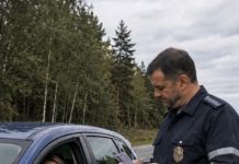 Saobraćajni policajac namjerno je mladoj ženi pocijepao vozačku dozvolu u pokušaju da je ponizi. Ali upravo u tom trenutku žena je mirno otvorila pretinac za rukavice, izvadila nešto drugo, a samo nekoliko sekundi kasnije policajac je stajao potpuno šokiran 😱 Saobraćajni policajac namjerno je mladoj ženi pocijepao vozačku dozvolu u pokušaju da je ponizi. Ali upravo u tom trenutku žena je mirno otvorila pretinac za rukavice, izvadila nešto drugo, a samo nekoliko sekundi kasnije policajac je stajao potpuno šokiran 😱 - featured image