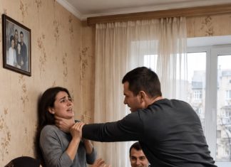Tokom porodične večere, moj zet je zgrabio moju ćerku za vrat i ošamario je pravo pred mojim očima. Njegov brat se samo nasmejao i izjavio: „Tako joj i treba! Žena mora da zna gde joj je mesto u kući!“ Ali nijedan od njih nije mogao ni da zamisli šta ću uraditi u sledećem trenutku. Nakon mog postupka, za stolom je zavladala mrtva tišina. 😨😱 Tokom porodične večere, moj zet je zgrabio moju ćerku za vrat i ošamario je pravo pred mojim očima. Njegov brat se samo nasmejao i izjavio: „Tako joj i treba! Žena mora da zna gde joj je mesto u kući!“ Ali nijedan od njih nije mogao ni da zamisli šta ću uraditi u sledećem trenutku. Nakon mog postupka, za stolom je zavladala mrtva tišina. 😨😱 - featured image